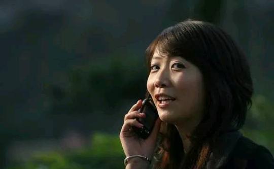 丈夫城里创业,乡下妻子上门探望,敲开房门一瞧,她尖叫三声逃跑