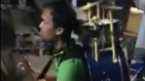 《放我出去》小丑坐殿堂,艺术在流浪。我一个人就是一整个乐队!!侵删