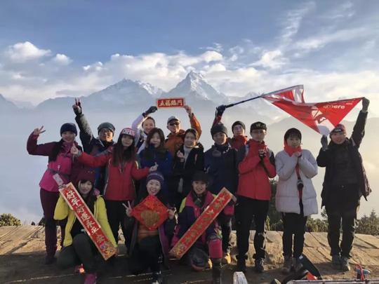 去年春节团队的小伙伴们在雪山下拜年