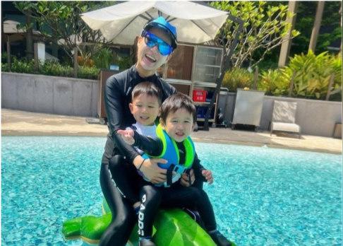胡杏儿晒亲子时光，母子仨水中欢乐互动，丈夫陪家人不忘经营生意