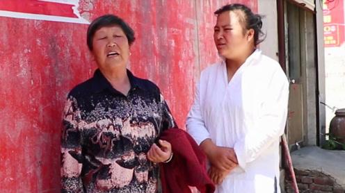 农村免费给老年人体检完了还给面包吃老年人心里笑开了花