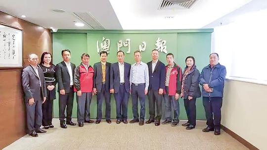 3黄北金先生等拜会澳门日报得到温能汉主任的热情接待.jpg