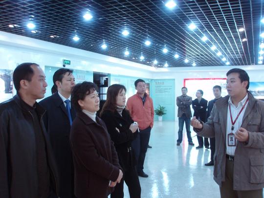 赵群乐向鄞州投资创业中心的领导介绍了南湖区经济发展的基本情况