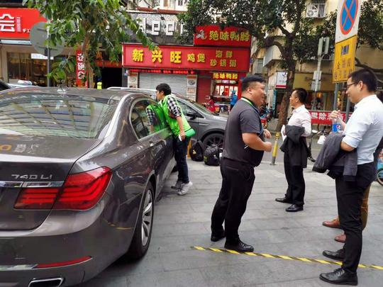 由绿呼快洗副总经理陈孝发带领天九徐晓东投资团队一行进行线下实地考