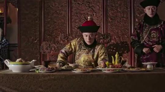 如懿传:家宴揭穿慎嫔罪行，娘娘们吃五毒饼，围观嘉妃糟践卫嬿婉