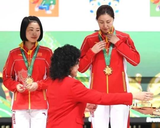 "大力士"刘明瑚保龄球女子三人赛是一项新兴的竞技体育项目,咱