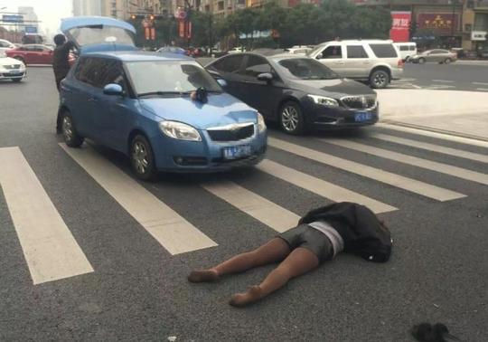 大道交叉口发生了一起轿车与电动车相撞的交通事故,电动车驾驶员(女