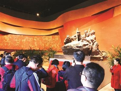 "红旗渠精神的内涵是'自力更生,艰苦创业,团结协作,无私奉献'.