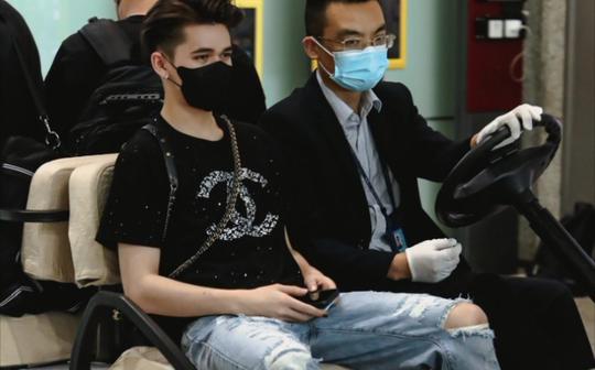【庆怜】小朋友就是要坐车车啊♥成都机场公主出街~