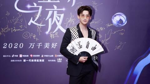 [白敬亭]抖音星动之夜，超绝转扇子~❤️