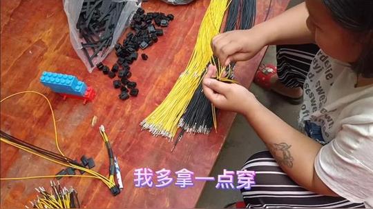 农村宝妈在家做手工活，手法快一月挣几千元，你会做吗?看就知道