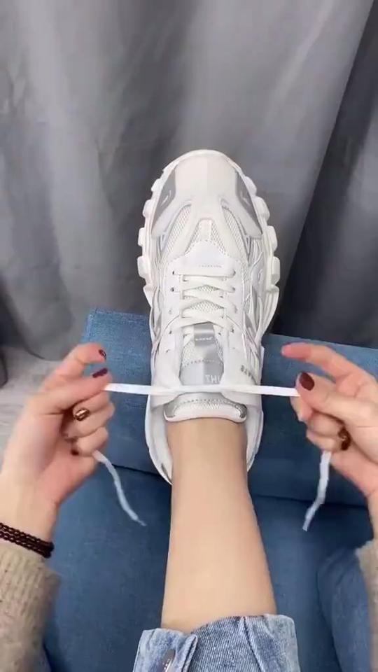 如何系抖音四叶草鞋带?