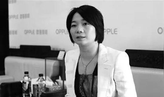 她出生就被亲生父母送人，长大后与男朋友私奔创业，如今身家过亿
