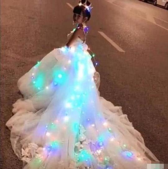 抖音最小萝莉新娘，身穿夜光婚纱走红，网友争议不断