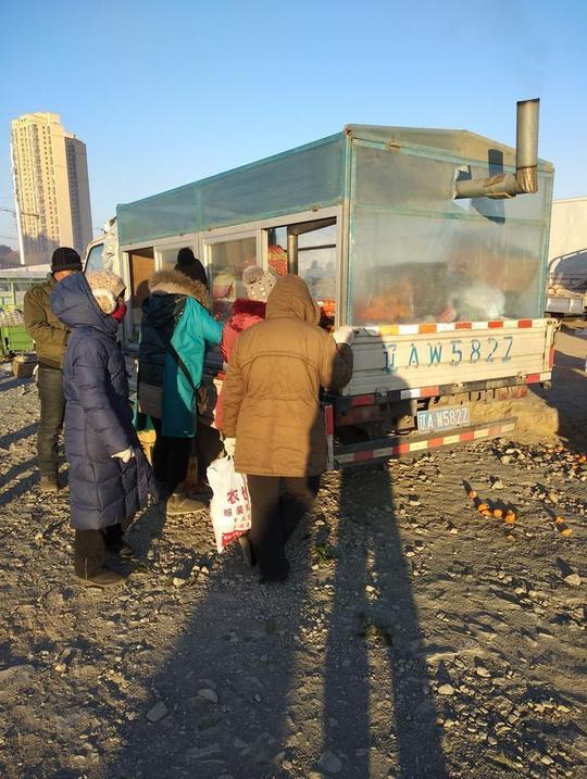 农村夫妻俩赚钱有绝招，干一冬天赚一年的零花钱，不是谁都能干的