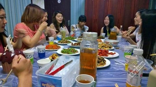 超嗨的一次酒吧式diy自助厨房聚会party~~美女