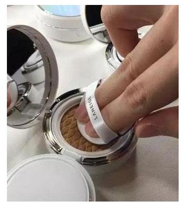 气垫&lt;/strong&gt;拿出后就直接蘸取涂脸上?连手法都做错了,难怪还会脱妆卡粉