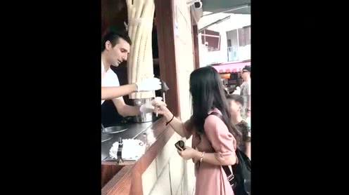 你就是生意再好长得再帅气，我也不会让我老婆来捧你场的