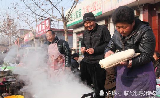 山西农村集市上辛苦的老爸老妈在严寒天努力赚钱