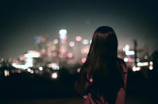 沉默的夜太黑,闭上眼睛画面浮现怎么睡