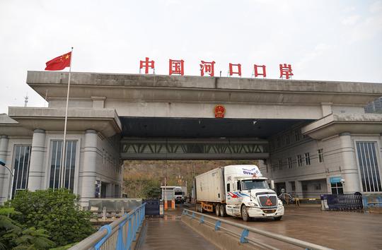 3月21日,越南边民的车经过河口口岸.许万虎摄-中越边境小城河口