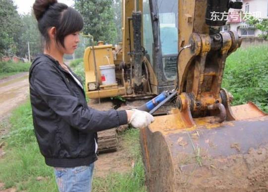 开挖掘机的90后漂亮女孩,为了弟弟的未来,挣钱