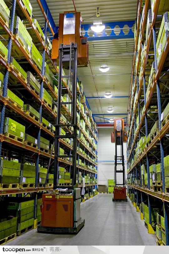 仓库图片素材-机场行李分拣系统机械设施材料物品放置