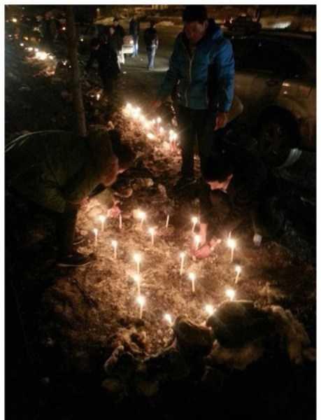 3月5日,长春,市民在死去的婴儿家门口点燃蜡烛悼念死者.