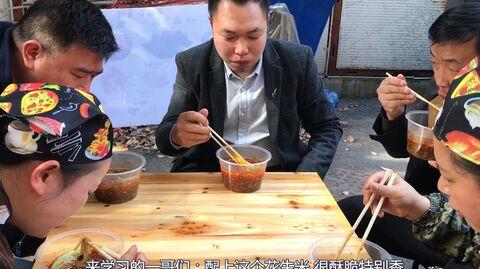 40岁大叔教我十样小吃，再免费送我一辆车，网友:有这好事叫上我
