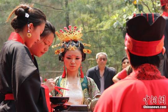 西安相亲节玩"穿越"展唐制汉服婚礼