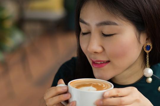 喝咖啡的女人图片素材下载(图片编号:2016032