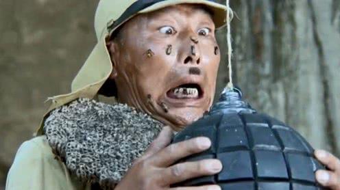 举起手来:日本军竟然抱着这么大的炸弹，经典搞笑电影
