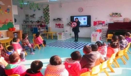 幼儿园老师发孩子们吃饭视频到朋友圈，一家长看到后，群里沸腾了