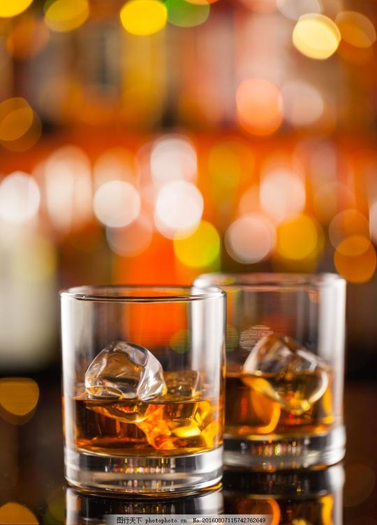 两杯威士忌两杯威士忌图片素材烈酒外国酒酒杯玻璃杯子休闲饮品