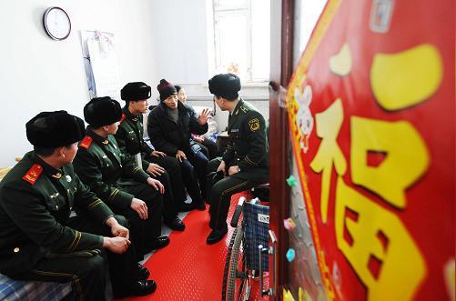 3月4日，武警黑龙江省森林总队哈尔滨支队的官兵与86岁的抗美援朝老兵朴一成聊天。当日，武警黑龙江省森林总队哈尔滨支队的官兵来到哈尔滨市松北区高丽托老所，看望托老所的老人，陪老人们聊天，帮助托老所清理院内积雪，用行动践行雷锋精神。