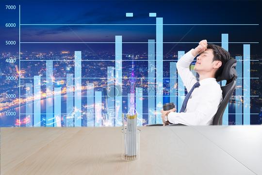 思考着表格数据的商务人
