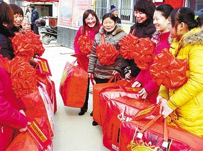 八节来临之际,商水县平店乡工会对26名岗位创业标兵、56名优秀女