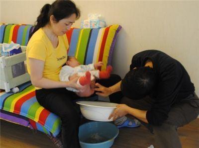 如何给宝宝把尿图解