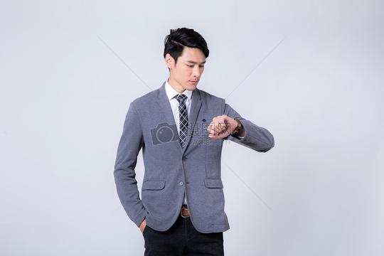 着急焦虑看手表的商务男性