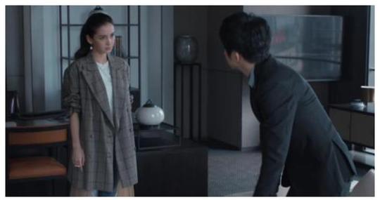 《创业时代》杨颖又被吐槽，奇装异服太夸张，网友直言:没眼看!