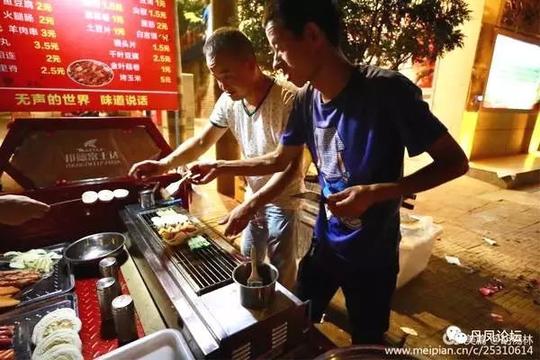 聋哑人找不到工作,创业做烧烤摊生意挣钱!