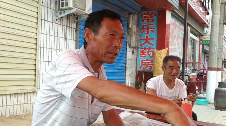 农村大叔赶大集摆摊卖小吃，生意火爆，一天能卖300碗