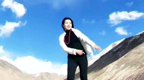 草原歌曲:美女一首《向往神鹰》歌声悠扬,唱功了得!