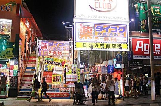 冲绳经历了第二次世界大战之后,变成一座废墟,然而当地人强烈的求生意