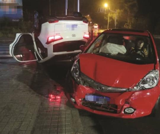 抖音女司机火了,一次停车撞毁三辆车,最终还要赔房子