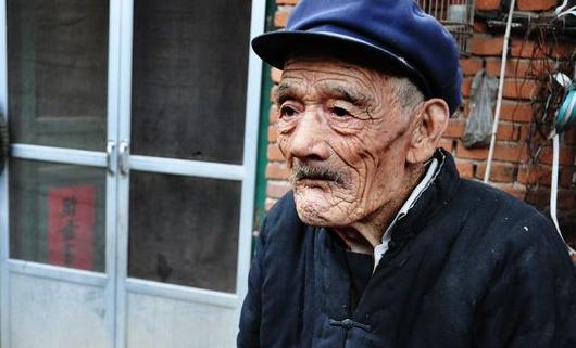 农村怪像:50后拼命赚钱,70后努力奋斗,90后提前养老,咋回事?