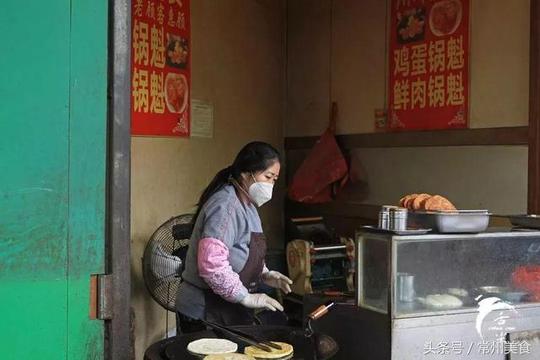 "刚开始做生意并没有门面,我们早起做早餐,也做夜市的宵夜,每天上午5