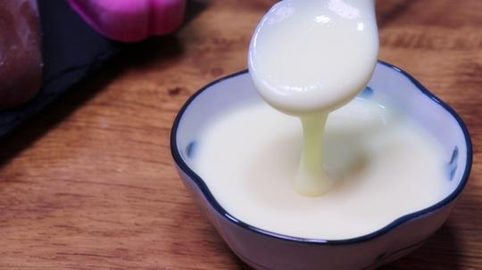 奶粉做炼乳，煮一煮，细腻顺滑，特别香，雪糕、冰激凌甜品好伴侣