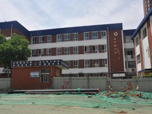 流沙坡小学正门现状。(人民网山西频道乔慧供图)