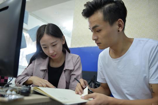 南华大学:95后美女大学生"自拍"创业走红